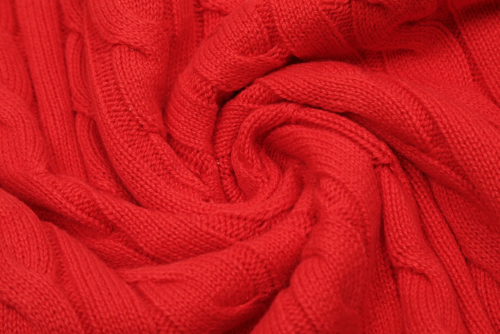 P220 Top quality" Style number: DS012# (not off the shelves all year round) [Ralph Lauren round neck solid color pony embroidered logo twist knitted sweater] ✅Ralph Lauren Ralph Lauren classic basic versatile unisex knitted pullover round neck sweater ✅Main supplier platform live broadcast Wholesale entity Replenish when out of stock Not off the shelf ✅ZP quality 1:1 version Scan the code to enter the GF website Counter quality ✅Detailed quality is the only one in Guangzhou Imported quality cotton yarn, focusing on high-end, cost-effective, good quality needless to say ✅The version is restored to the original order, the maximum size can be worn up to 190 pounds, loose, comfortable and stress-free ✅The upper body is simple and easy to match, ootd must-have style, good-looking clothes are never picky, a must-have in couples' wardrobes.